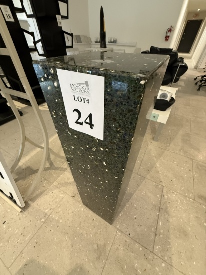 PEDESTAL WITH COMPOSITE MATERIALS