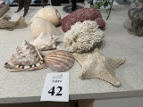 LOT CONSISTING OF ASSORTED HOME DECOR
