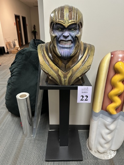 ANIMATED CHARACTER BUST WITH STAND