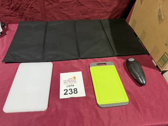 LOT CONSISTING OF VARIOUS CUTTING BOARDS AND KITCHEN ITEMS