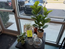 LOT CONSISTING OF: ASSORTED GLASS DÉCOR AND
