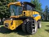 2008 New Holland CR9060 combine