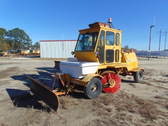 Broce Broom RG300 broom, closed cab, Cummins 3.9L diesel, 90'' push blade o