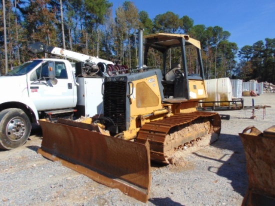 2005 John Deere 450J LGP, open cab 4 post canopy, 113'' push blade 6 way, 2