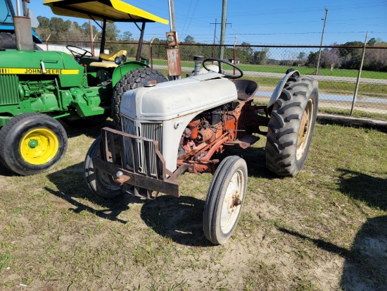 1952 FORD 8N Antique Farm Tractor, Gas Engine, 3pt Hitch P.T.O