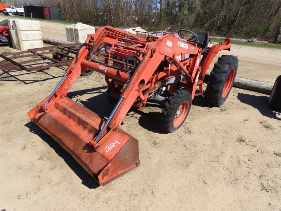 KUBOTA L3300 4x4 Tractor w/LA480 front end loader attachment, power steering, P.T.O, rear center lin