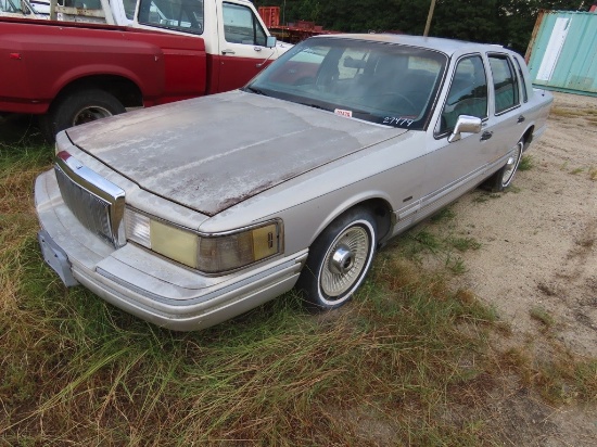 1992 Lincoln Town Car 4 door sedan, 4.6 engine, A/T power windows, power locks, leather interior s/n