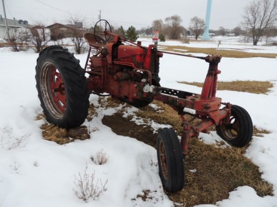 Farmall tractor for parts, wide front