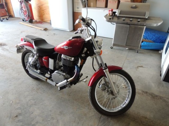 2006 Suzuki 540 motorcycle, 650 cc, 1050 miles, nice