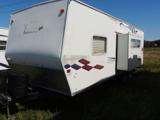 2005 Tahoe 27ft camper with electric front jack, 1 slide out, front bedroom