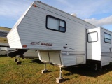 1999 Jayco Eagle 26ft 5th wheel camper, needs a battery but once plugged in