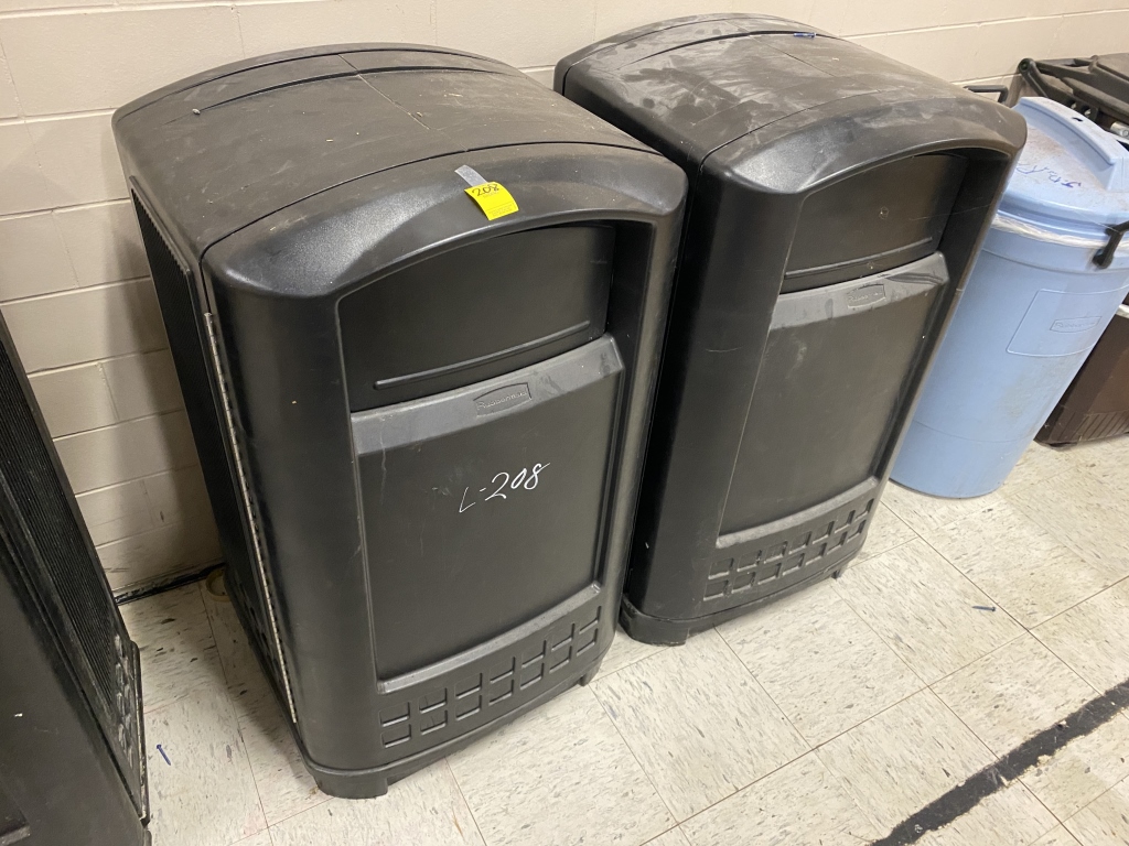 2Rubbermaid outdoor garbage bins Proxibid