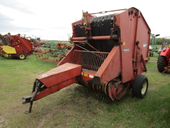 Massey 1560 Round Baler