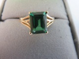 Beautiful 10K Gold Cocktail Ring with Green Setting, Total wt. 2.7g