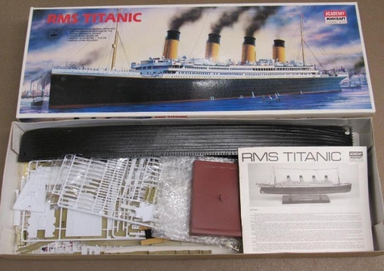 Huge R.M.S. Titanic Model Kit by Minicraft MIB Sealed Contents 1:350 Scale