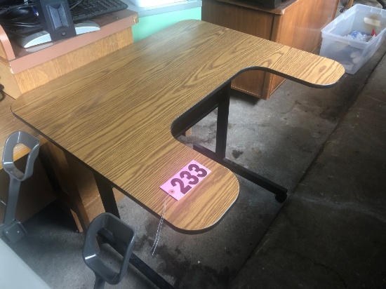 Rolling computer table
