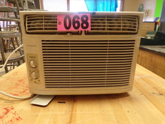 Frigidaire 12,000 btu window ac unit (4th gr rm)