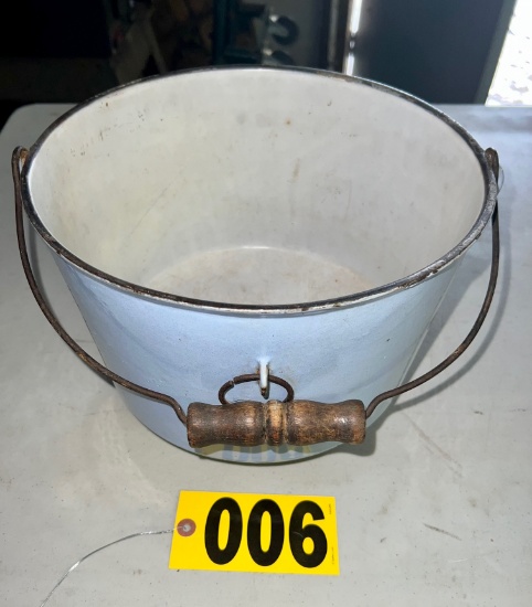 Porcelain/cast iron 3 legged kettle