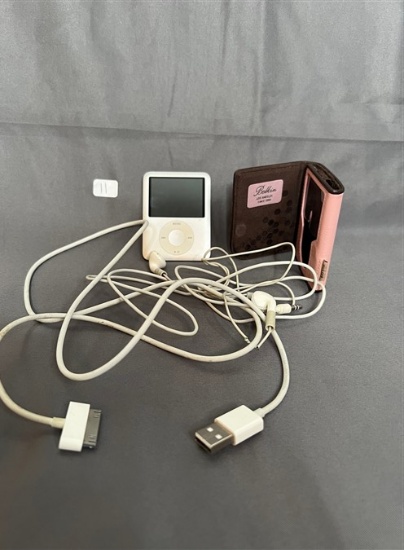 Apple iPod 4gb, w/ earbuds, charger, & leather Belkin case