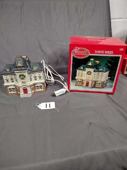 Dickens Collectibles Tonwe Series Towne Hall w/ box