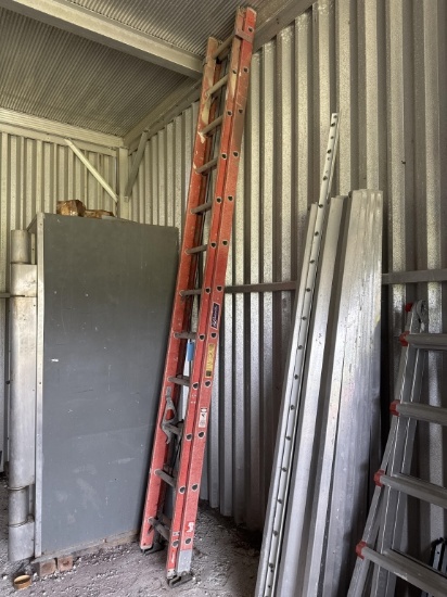 LOUISVILLE 24' FIBERGLASS LADDER