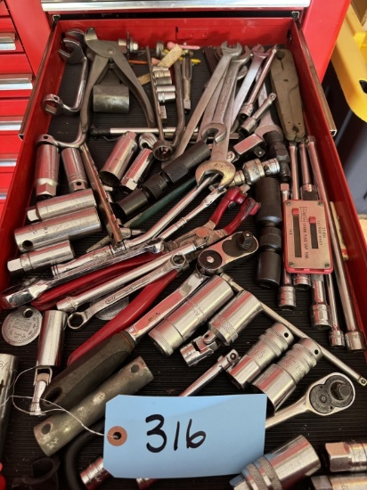 TOOL LOT DRAWER OF TOOLS (TOOLS ONLY NO TOOLBOX)