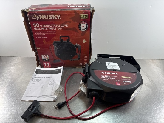 HUSKY 50FT RETRACTABLE CORD ON SWIVEL REEL
