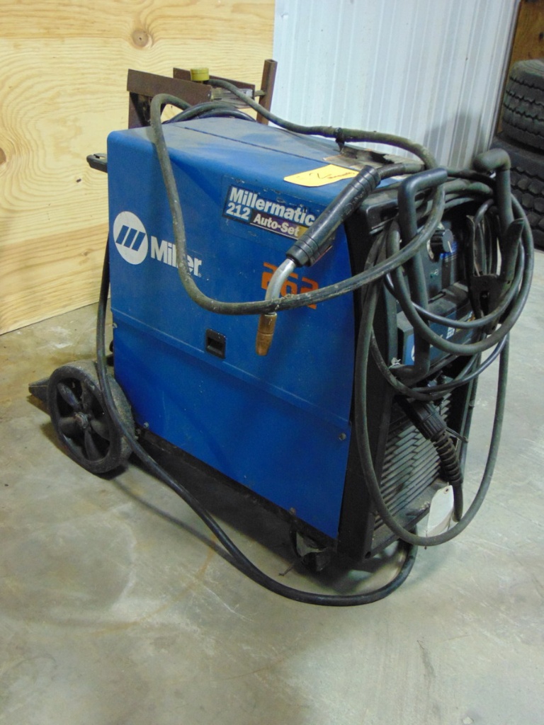 Miller 212 Welder 200/230V, 31/28A,PH1,60HZ,5.2KW S/N MC233534N