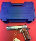 Smith & Wesson Sw1911 .45 Auto Pistol