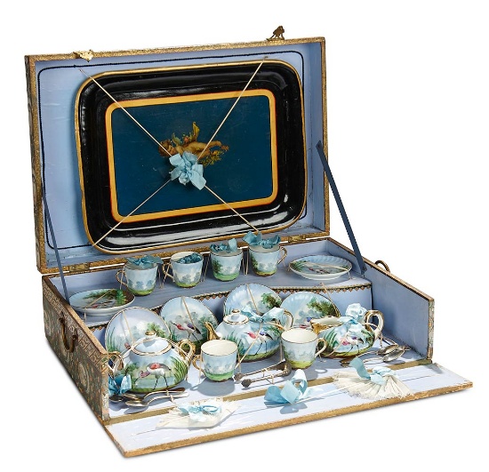 French "Service The" with Luxury Porcelain de Paris in Original Decorative Box 600/800