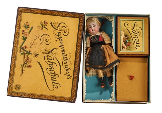 German Sewing Ensemble "Puppen-mutterchen's Nahschule" by Agnes Lucas 1200/1500