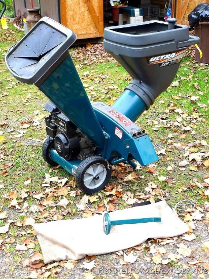 Murray Ultra 5.0 hp chipper/shredder with Briggs & Stratton engine. Takes up to 3" diameter