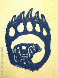 Metal bear paw wall hanging measures approx. 11