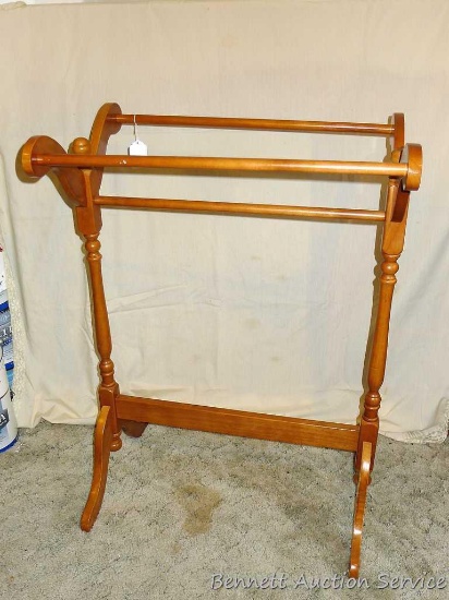 Lovely wooden quilt rack. Approx.27-1/2" l x 19" w x 39-1/2" h. In very nice condition.