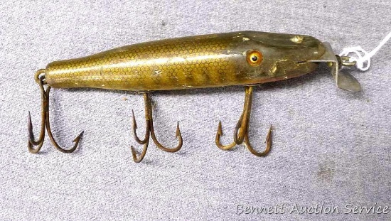 Creek Chub Pikie minnow fishing lure has glass eyes and a 4-1/4" wooden body. Spoon is date coded