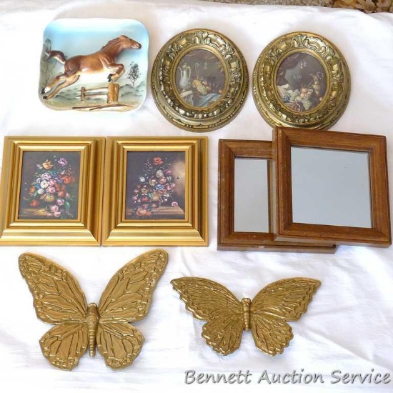 Pairs of wall decorations, plus a 3D horse plaque is numbered B4109. Pair of framed mirrors, floral