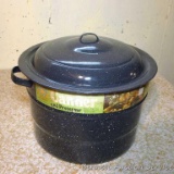 Large enameled canner with 7 quart lift out rack. Canner is in good condition.