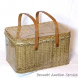 Retro picnic tin with basket design in very good condition. Measures approx. 14