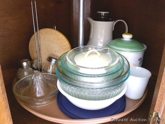 Reamer, ceramic jar, Pyrex bowl set, Anchor bowl set and more.