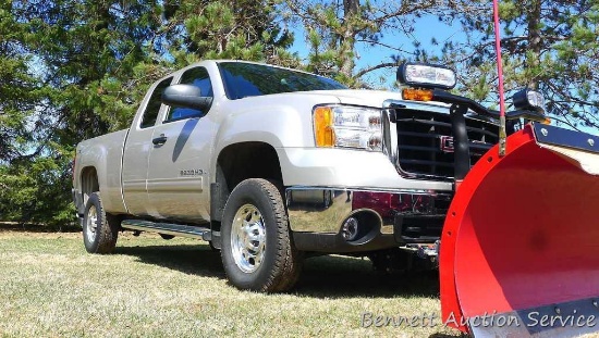 Watch the video.  2007 GMC Sierra 2500 HD 4WD extended cab SLE1 with 8-1/2' Super Duty Boss plow.