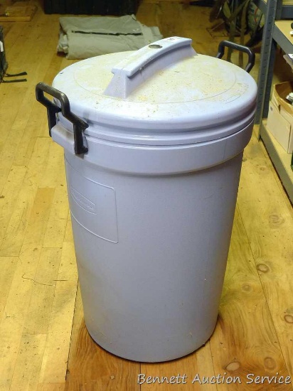 32 Gallon Rubbermaid Roughneck Refuse container with lid. Appears in good condition.