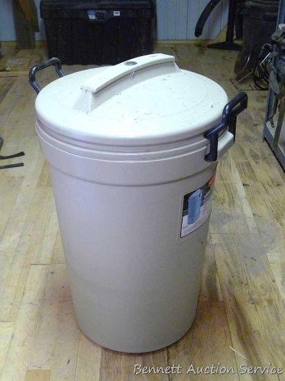 32 Gallon Rubbermaid Bruiser Refuse container with lid. Appears in good condition.