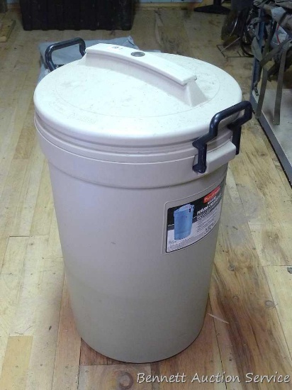 32 Gallon Rubbermaid Bruiser Refuse container with lid. Appears in good condition.