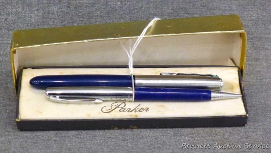 Parker No. 21 fountain pen and Parkette mechanical pencil with original box. Pencil feeds lead and