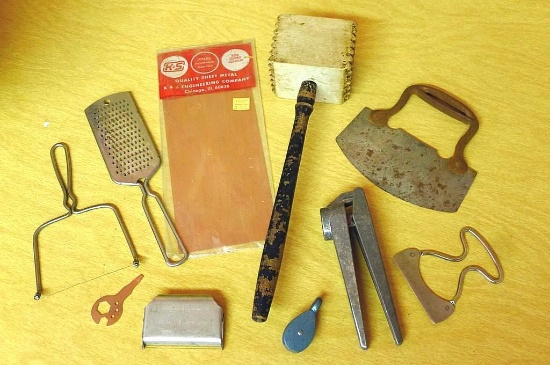 Vintage kitchen utensils incl. wooden mallet, garlic press, pastry cutter, cheese slicer, grater and