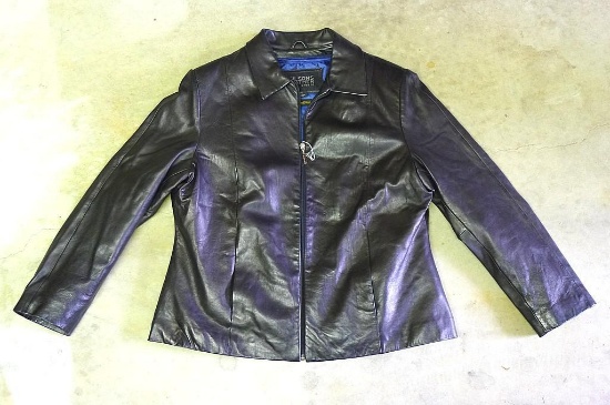 Wilson Leather women's leather jacket with zip out lining, size XL. Has two front pockets. In very