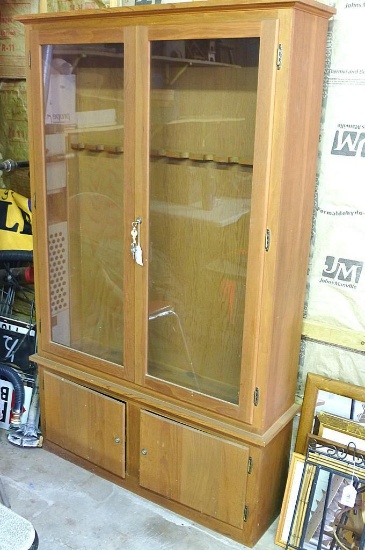 Nice gun cabinet with bottom storage. Holds 10 guns and can be locked, keys included. Approx. 42" w