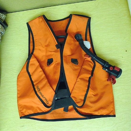 Scuba Pro buoyance compensator with Scuba Pro regulator attached. Size L.