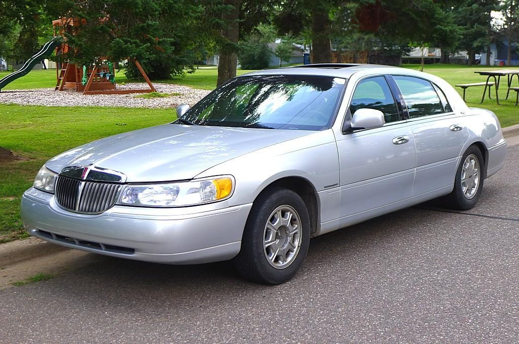1999 Lincoln Town Car Signatur Auctions Online Proxibid 1999 Lincoln Town Car Signature Series Touring Sedan With Leather Interior Sun Roof Heated