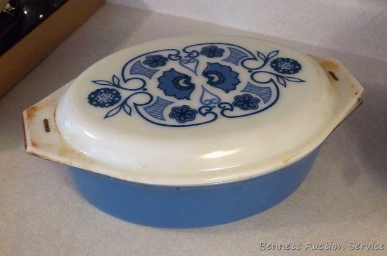 2-1/2 quart Pyrex No. 045 covered baking dish, no cracks or chips noted. Very funky blue pattern.